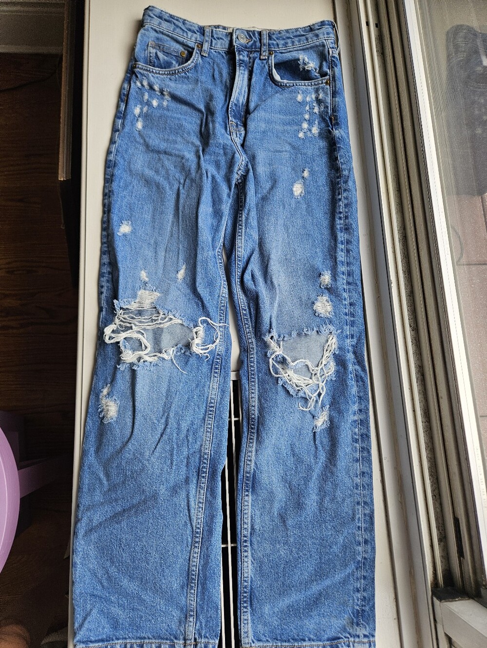 H&M The Water Saving Collection 90s Straight Distressed Women’s Jeans - Size 4